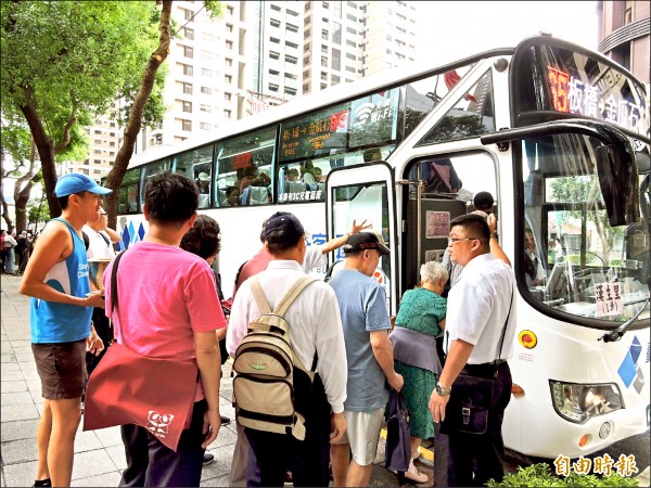 「965板橋─金瓜石」快速公車，昨天起通車營運，不少民眾搶先體驗搭乘。（記者賴筱桐攝）