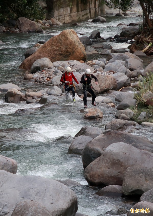 搜救人員持續在內雙溪上中下游搜尋失蹤婦人。（記者鹿俊為攝）
