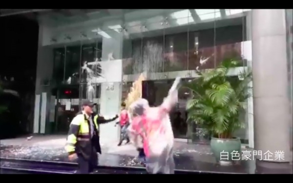 中華統一促進黨人士昨突襲日本台灣交流協會丟擲油漆球。(翻攝自白色豪門企業臉書) 中華統一促進黨人士昨突襲日本台灣交流協會丟擲油漆球。(翻攝自白色豪門企業臉書)