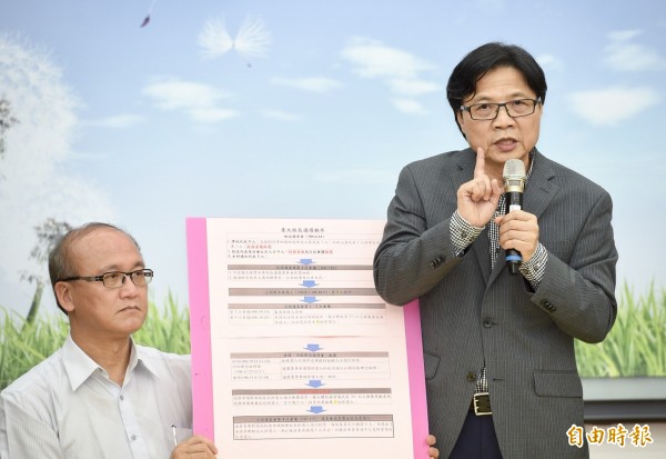 葉俊榮今天下午緊急召開記者會，拋出台大校長遴選的「第三條路」，就是要求台大遴委會從「5名候選人」開始遴選。（記者羅沛德攝）