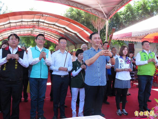 板橋音樂公園地下停車場開工動土，由市長朱立倫帶領上香，地方民意代表出席踴躍，左起議員曾煥嘉、黃俊哲、立委張宏陸、議員王淑慧、周勝考、林國春、劉美芳、何博文。（記者何玉華攝）