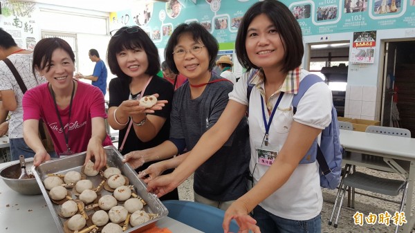 「一日旗山人」行腳活動透過趣味的DIY，感受旗山糖業產業文化的魅力。（記者黃佳琳攝）