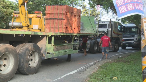 139線又傳事故，滿載磚塊的拖板車突然車頭、車身分離。（記者湯世名翻攝）