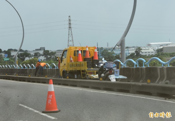 高屏大橋忙著施工封閉部分車道。（記者葉永騫攝）