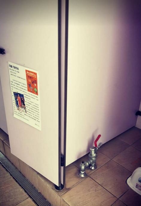 推廣文宣貼廁所被發現 《穿裙子的男孩》才遭盯上