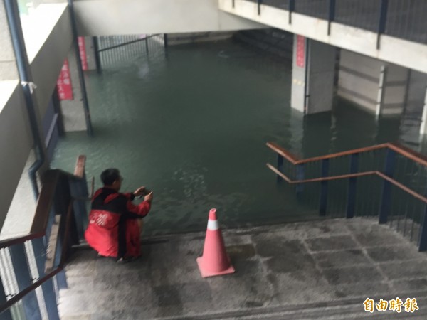 台東市湧泉運動公園慘遭水淹。（記者張存薇攝）