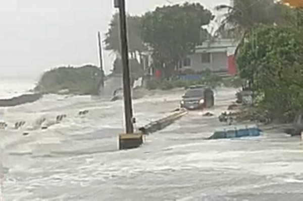 海巡車輛一度被大浪浮起。（記者蔡宗憲翻攝）