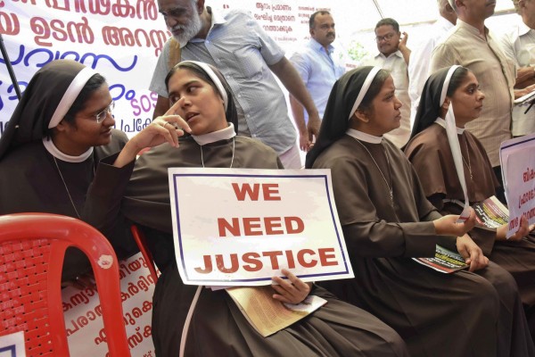 印度性侵案件頻傳，圖為日前印度修女公開抗議，要求官方將犯下性侵罪的主教逮捕。（美聯社）