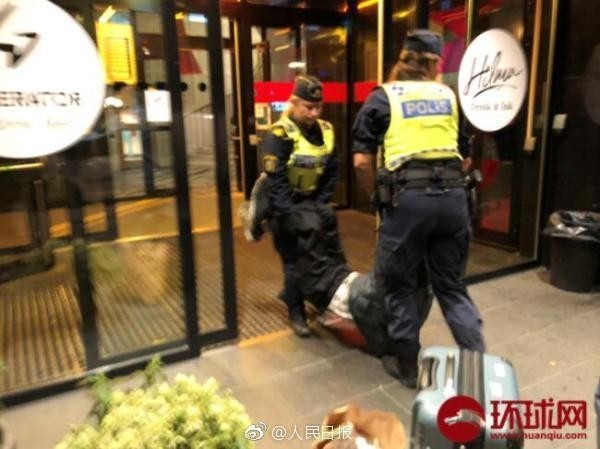 中國自由行三人遭瑞典警方拖出飯店。（圖擷自微博）
