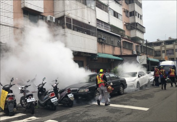 家戶噴藥消毒，防制登革熱。（記者蔡淑媛翻攝）