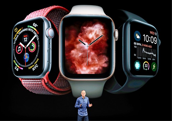 蘋果營運長威廉斯十二日在新產品發表會上描述第四代Apple Watch的特色。（美聯社）