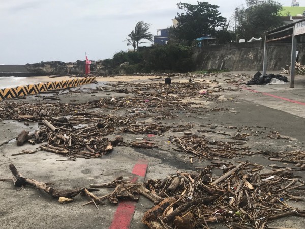 山竹颱風續發威小琉球風浪大漁港燈桿斷 塞滿漂流木 生活 自由時報電子報