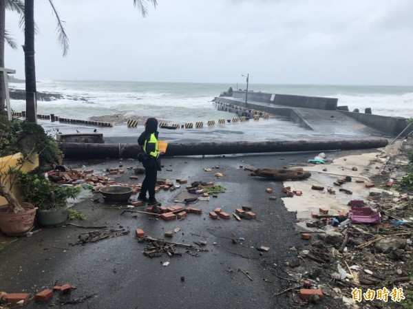 香蕉灣漁港封閉，員警到場巡邏。（記者蔡宗憲攝）