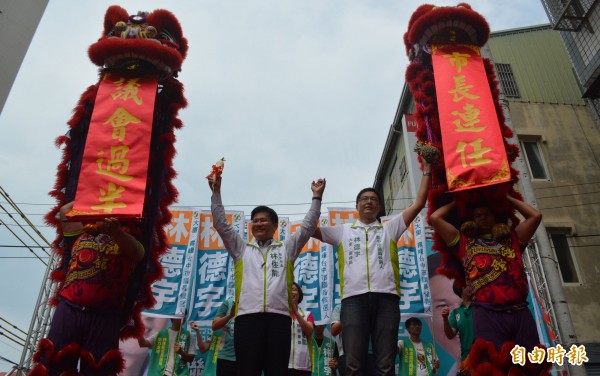 民進黨提名台中市大里、霧峰選區市議員參選人林德宇（右）今天與台中市長林佳龍（左）成立聯合競選總部，力拼「市長連任、議會過半」。（記者陳建志攝）