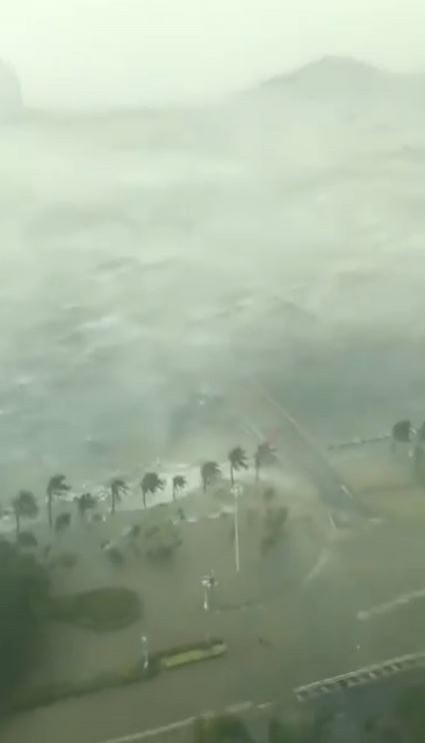 民眾爆料連接廣東省珠海市的路段已然被颱風掀起的巨浪淹沒。（圖擷取自臉書）