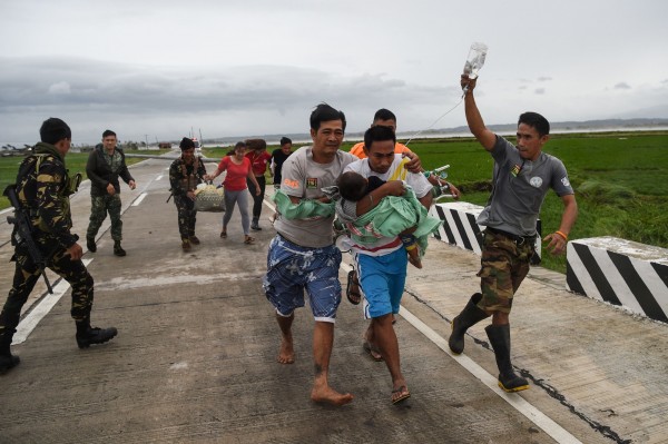 菲律賓當局已確定山竹颱風造成15人死亡。（法新社）