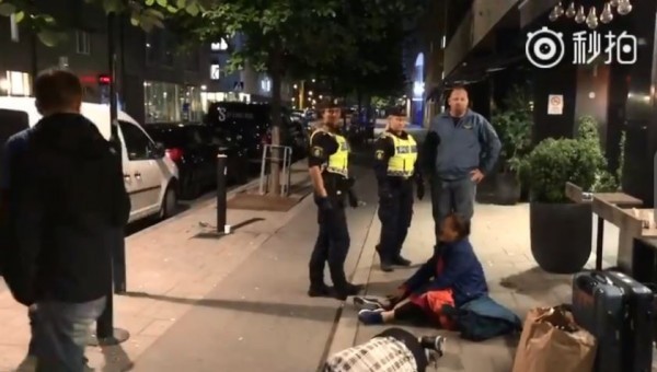 影片中,疑似曾男的錄影者大喊「大家都來看看,瑞典警察殺人啊」。(圖擷取自微博) 影片中,疑似曾男的錄影者大喊「大家都來看看,瑞典警察殺人啊」。(圖擷取自微博)