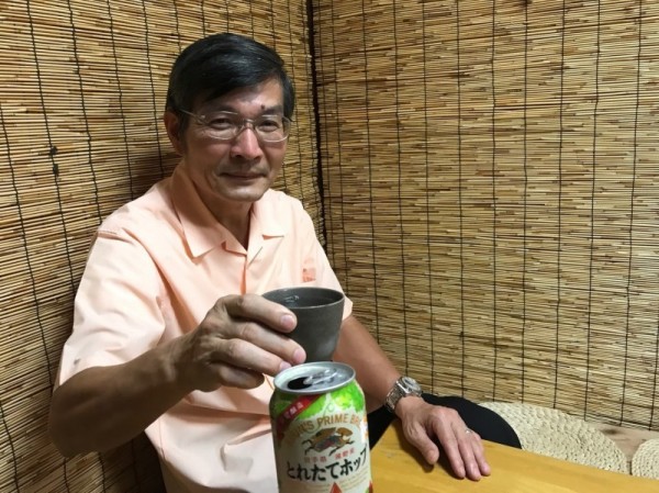 蘇啟誠處長去年在沖繩一家居酒屋與友人聚餐的畫面，他還直說來到沖繩就是喝這款酒。（讀者提供）