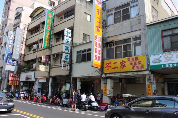 彰化市不二家今天店前仍大排長龍。（記者張聰秋攝）