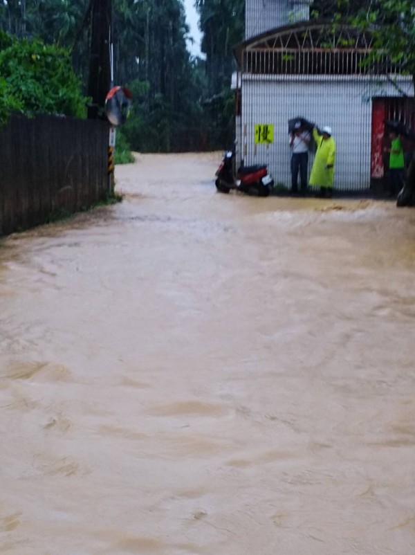 裸露的黃土跟著雨水灌進中林村，居民深受其害。（中林村村長來慶銘提供）