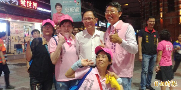 國民黨台北市長參選人（右二）近晚參加西門里中秋晚會。（記者簡惠茹攝）