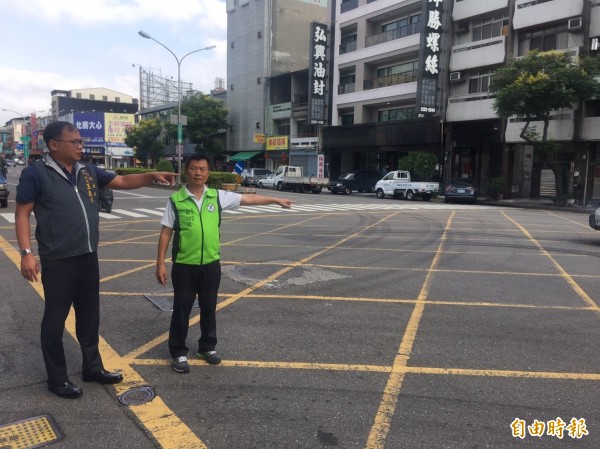 中市政府交通局長王義川（圖左）與市議員鄭功進（左二），感受車來車往的「難過」。（記者張瑞楨攝）