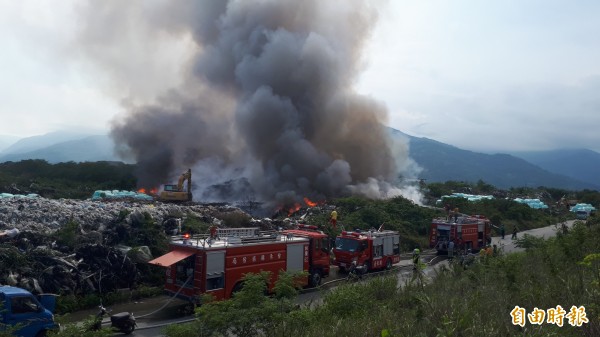 今年5月18日台東市建農里掩埋場發生火警，後來又連續兩次火燒，但消防局卻說不清起火點。（資料照）