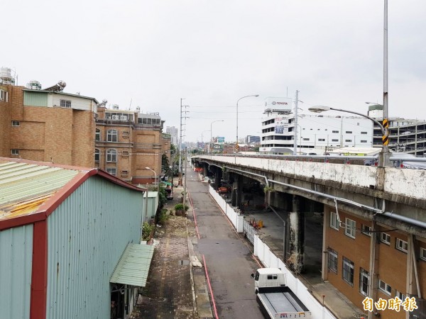 地方爭取大智陸橋裝設隔音牆。（記者陳文嬋攝）