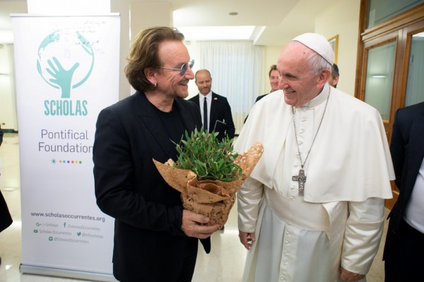 愛爾蘭搖滾天團U2主唱波諾（Bono，圖左）19日在梵蒂岡與教宗方濟各（Pope Francis，圖右）私會30分鐘。（路透）