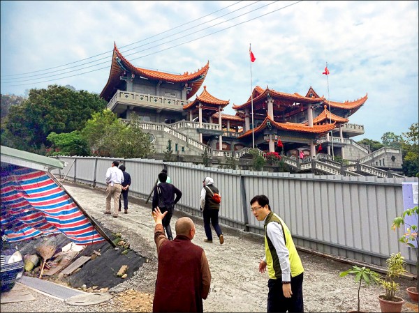 碧雲禪寺的前殿是違章建築，中間隔著鐵圍籬與被趕出去的比丘尼當鄰居。在地民眾表示，違建早該拆了。（記者顏宏駿攝）