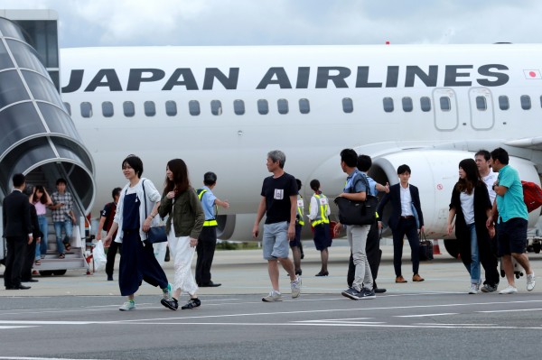 日本大阪關西機場今天全面恢復營運，國土交通省祭出多項優惠，例如10月起日本航空公司台北飛大阪機票最低7折等，吸引旅客赴日旅遊。（彭博）