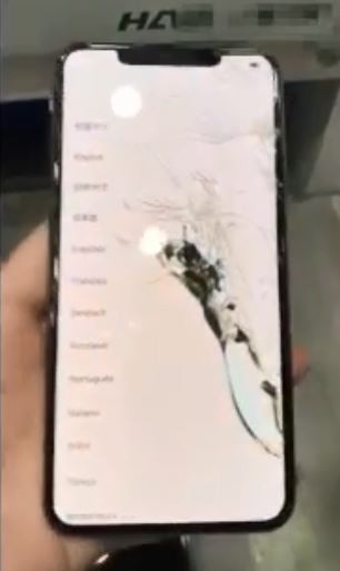 卓姓網友在台灣還沒開賣前搶先拿到iPhone新機，沒想到一時手滑，5萬元就沒了。（圖擷取自臉書社團「爆料公社」）