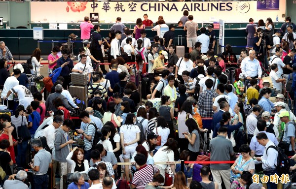 桃園機場統計，中秋連假疏運期間共計119架次加班機，預估旅運最高峰為明天22日，上看12.5萬人次。（資料照）