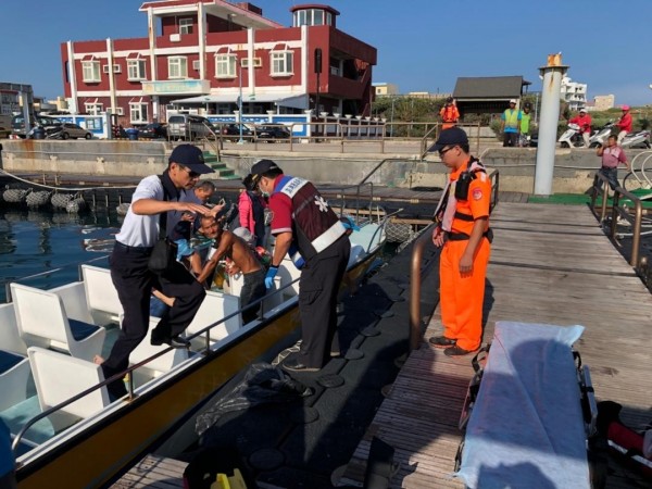 吉貝島發生遊客溺水意外，快艇緊急出動協助載運溺水者回澎湖本島搶救。（澎湖縣政府消防局提供）