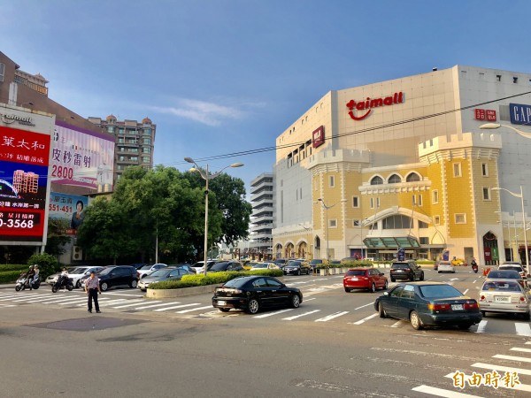 中秋連假好天氣，許多民眾都往戶外活動，桃園市蘆竹區台茂購物中心未現車潮。（記者魏瑾筠攝）