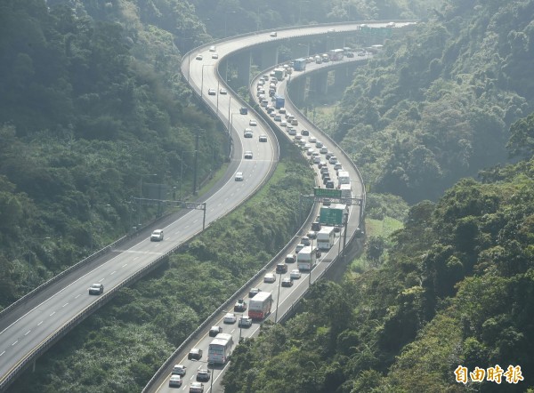 中秋連假第一天，國5南下路段湧現車潮。（記者廖振輝攝）