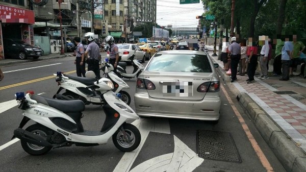 警方包圍陳翁轎車。（記者余衡翻攝）