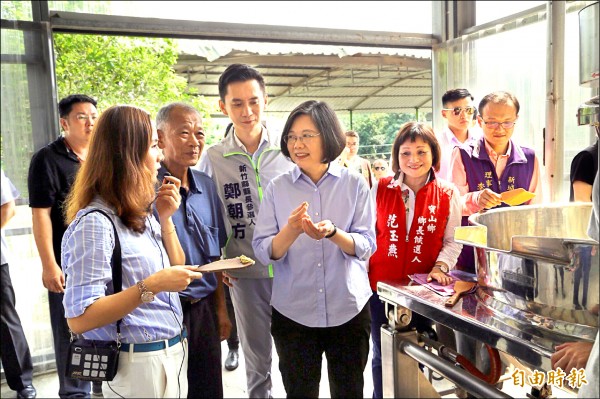 總統蔡英文昨天由民進黨新竹縣長參選人鄭朝方陪同參訪寶山新城風糖休閒園區，蔡直誇新城社區是運用國家資源的最佳典範。（記者廖雪茹攝）