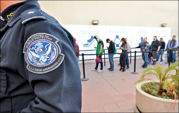 美國國土安全部宣布，將針對已接受或可能接受美國社會救濟的移民，實施更嚴格規定，提高他們取得美國簽證或綠卡的難度。圖為美國與墨西哥邊境的加州聖地牙哥奧塔伊梅薩（Otay Mesa）檢查站，許多墨西哥人正排隊等候入境美國。（美聯社檔案照）