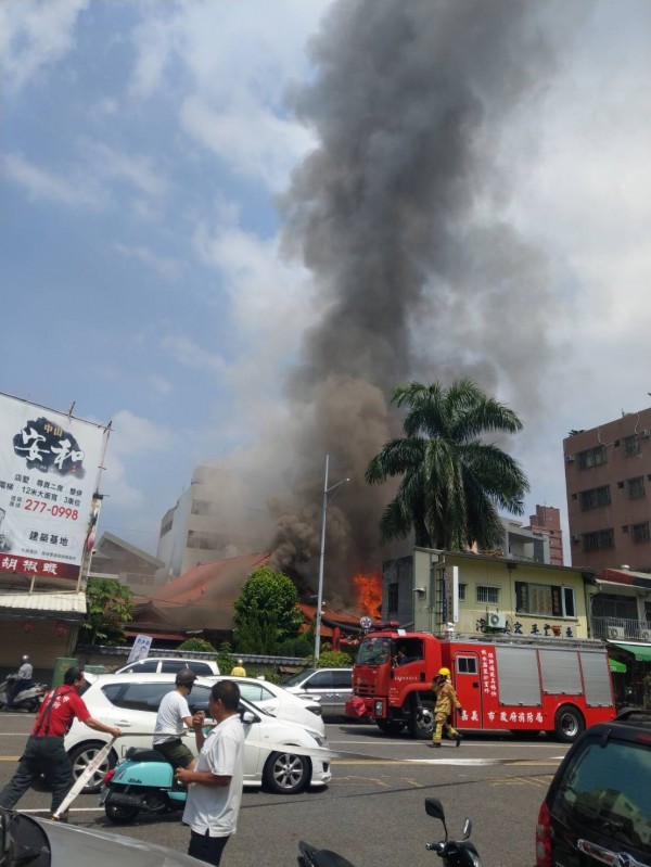 嘉義市今天近午發生火警，火勢迅速波及到周邊建築。（讀者提供）