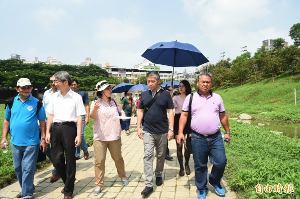 菲律賓第波羅市長德斯特（右二）一行，參觀寶業里滯洪池。（記者張忠義攝）