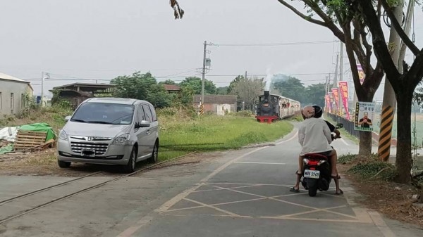 車主把車子停在五分車道上。（照片由鐵道迷詹學強提供）