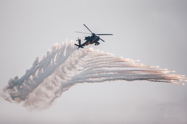 阿帕契攻擊直升機先前在空軍清泉崗基地，配合聯合反空（機）降作戰演練，施放熱焰彈模擬空中攻擊。（軍聞社提供）。