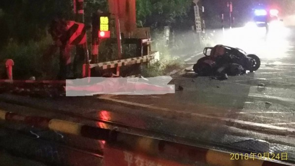 男性機車騎士被火車撞擊後當場死亡。（記者葉永騫翻攝）