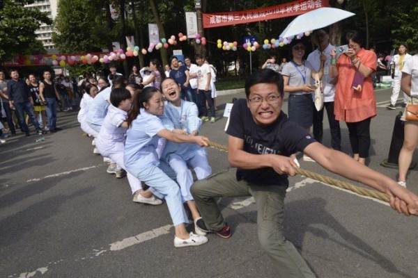 這張護理人員的拔河照有亮點！網友往下一看笑翻瘋傳。（圖擷自微博）