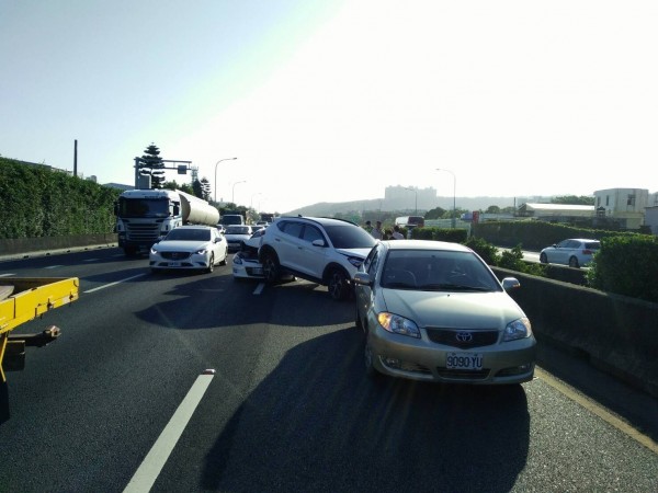 中山高楊梅南下路段發生連環車禍，第二輛後輪壓在第三輛車引擎蓋上。（記者許倬勛翻攝）