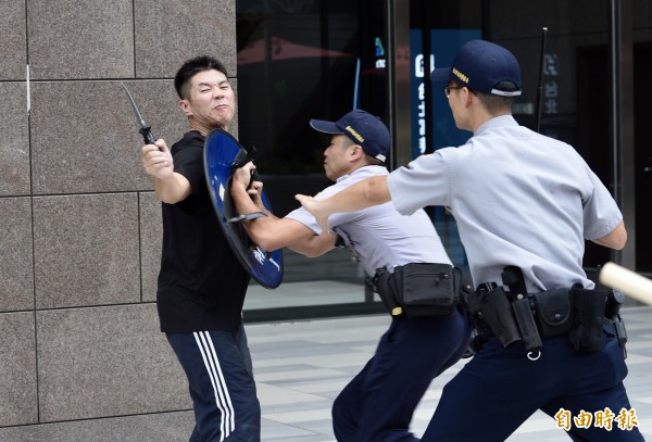  臺北市政府警察局捷運警察隊25日針對站務、保全人員辦理突發事件應變訓練及狀況處置模擬演練，強化安全聯防機制，全力守護乘客安全。（記者羅沛德攝）