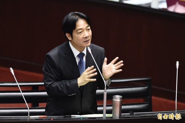 行政院長賴清德25日出席立法院院會，專案報告「0823中南部水災之治水機制」，允諾會請地方政府調查馬路出現坑洞原因，以及是否造成民眾意外。（記者叢昌瑾攝）