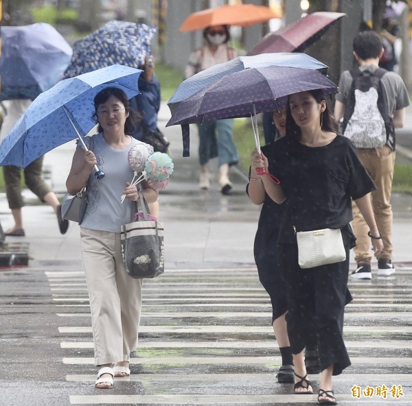 今日天氣持續受到東北風影響，北部及東北部地區易有降雨，尤其大台北及桃園降雨機率偏高、時間長。（資料照）