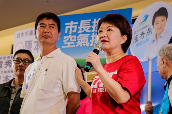 國民黨台中市長參選人盧秀燕（右）將反空污列為重要政見。（盧秀燕競選總部提供）